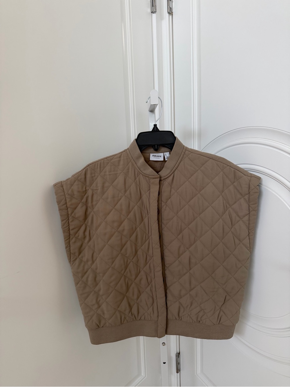 Aware by VERO MODA Quilted Short Sleeve Jacket Vest in Taupe